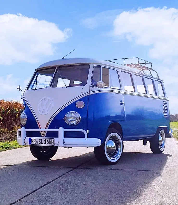 Ein Blauweißer VW T1 aka Bulli.