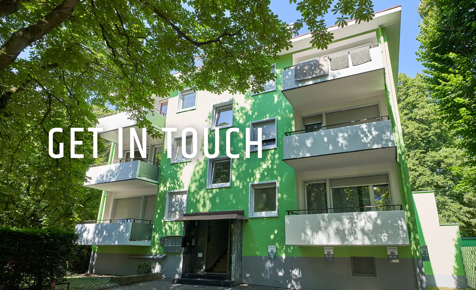a green house from the outside