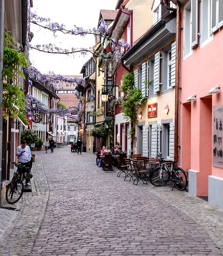 Bild einer gepflasterten Altsadtstraße in Freiburg.